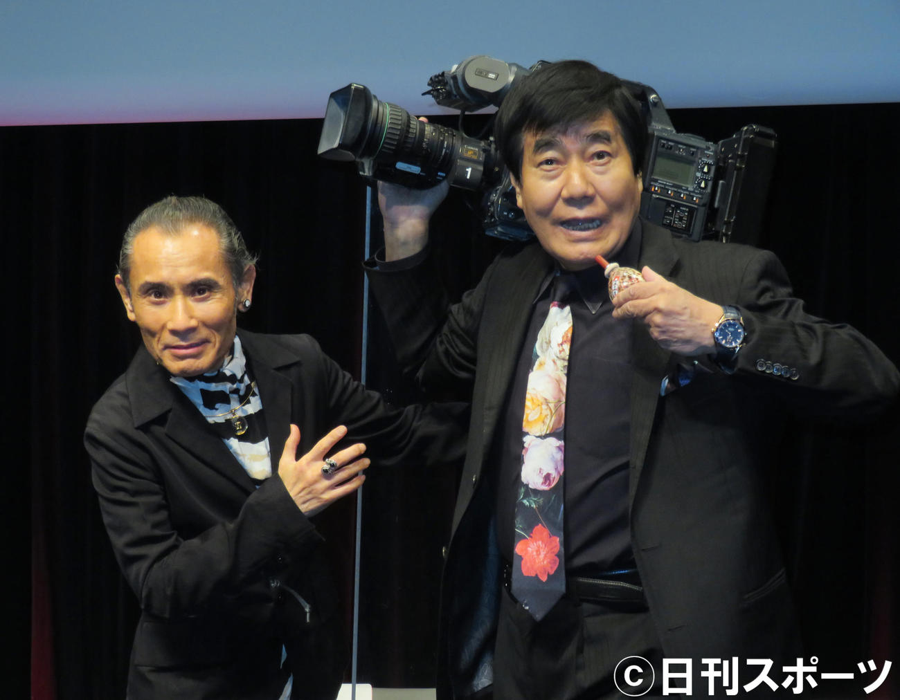 「『鶴やしき』第3回公演～冬だ！師走だ！しわ坊主！」初日会見に出席した、片岡鶴太郎（左）と村西とおる氏（撮影・佐藤勝亮）