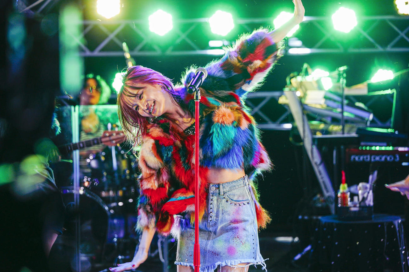 初のオンライン単独ライブで熱唱するLiSA（photo by hajime）