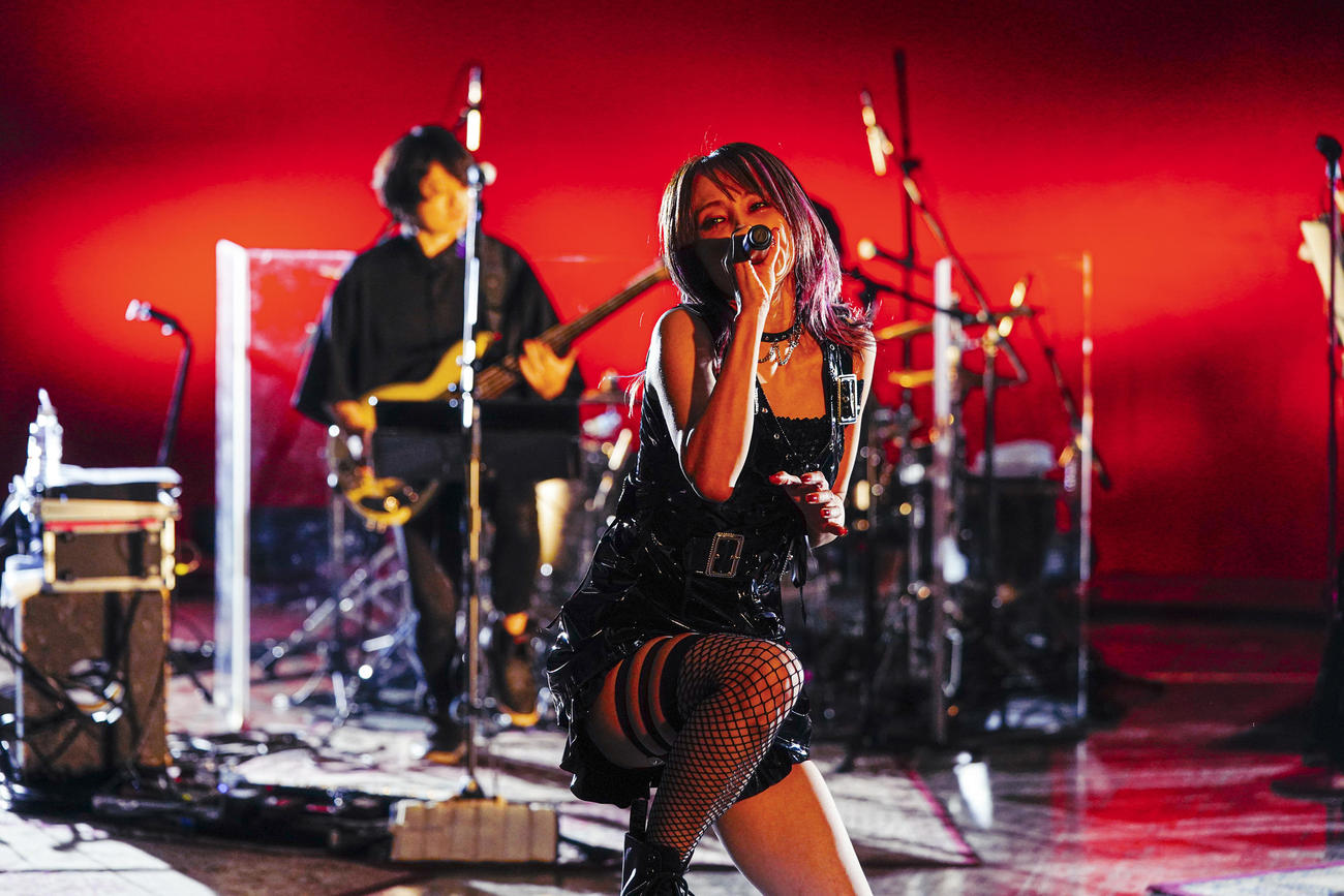 初のオンライン単独ライブで熱唱するLiSA（photo by hajime）