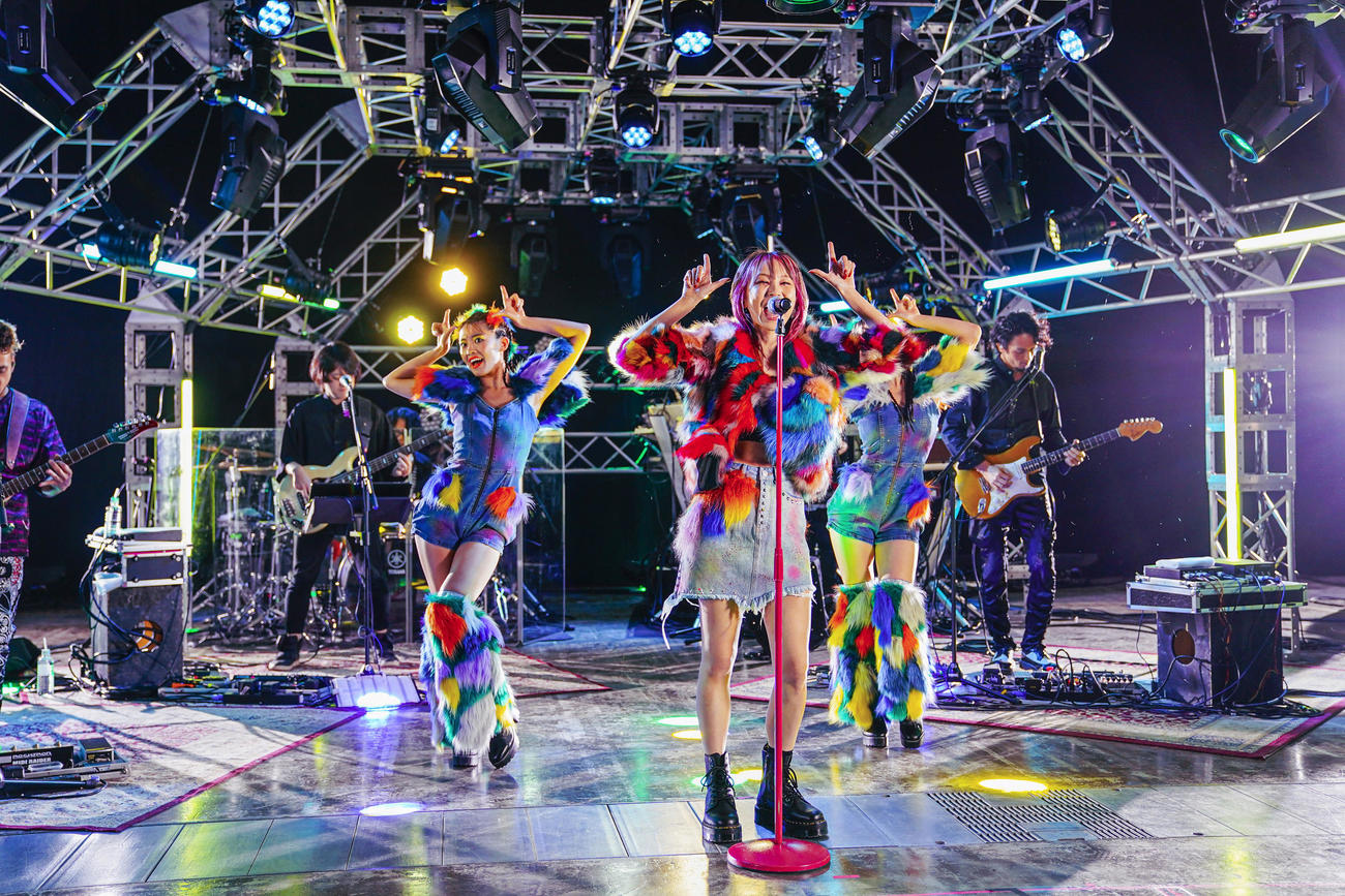 初のオンライン単独ライブで熱唱するLiSA（photo by hajime）