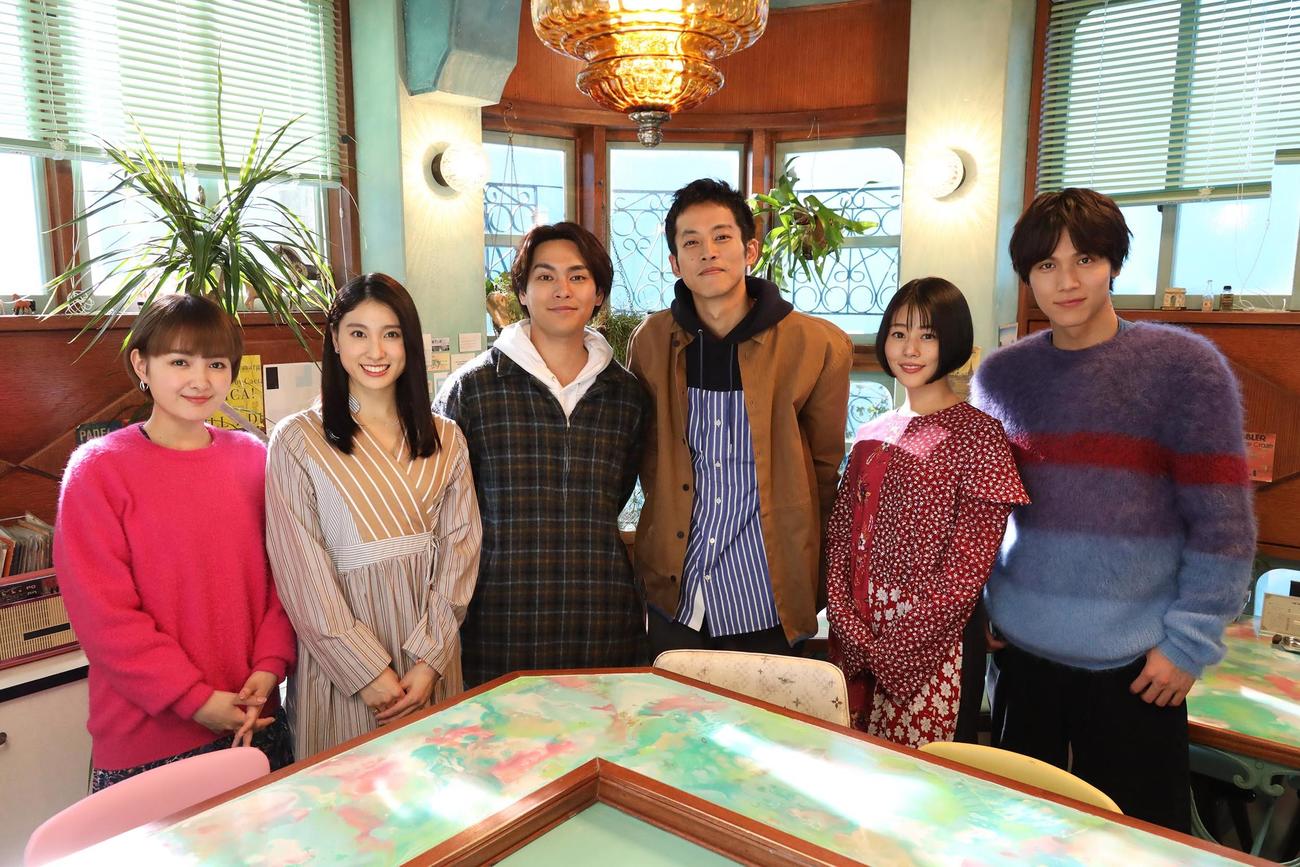 フジテレビ系「土曜プレミアム『4つの不思議なストーリー～超常ミステリードラマSP』」で共演する、左から葵わかな、土屋太鳳、柳楽優弥、松坂桃李、高畑充希、中川大志（C）フジテレビ