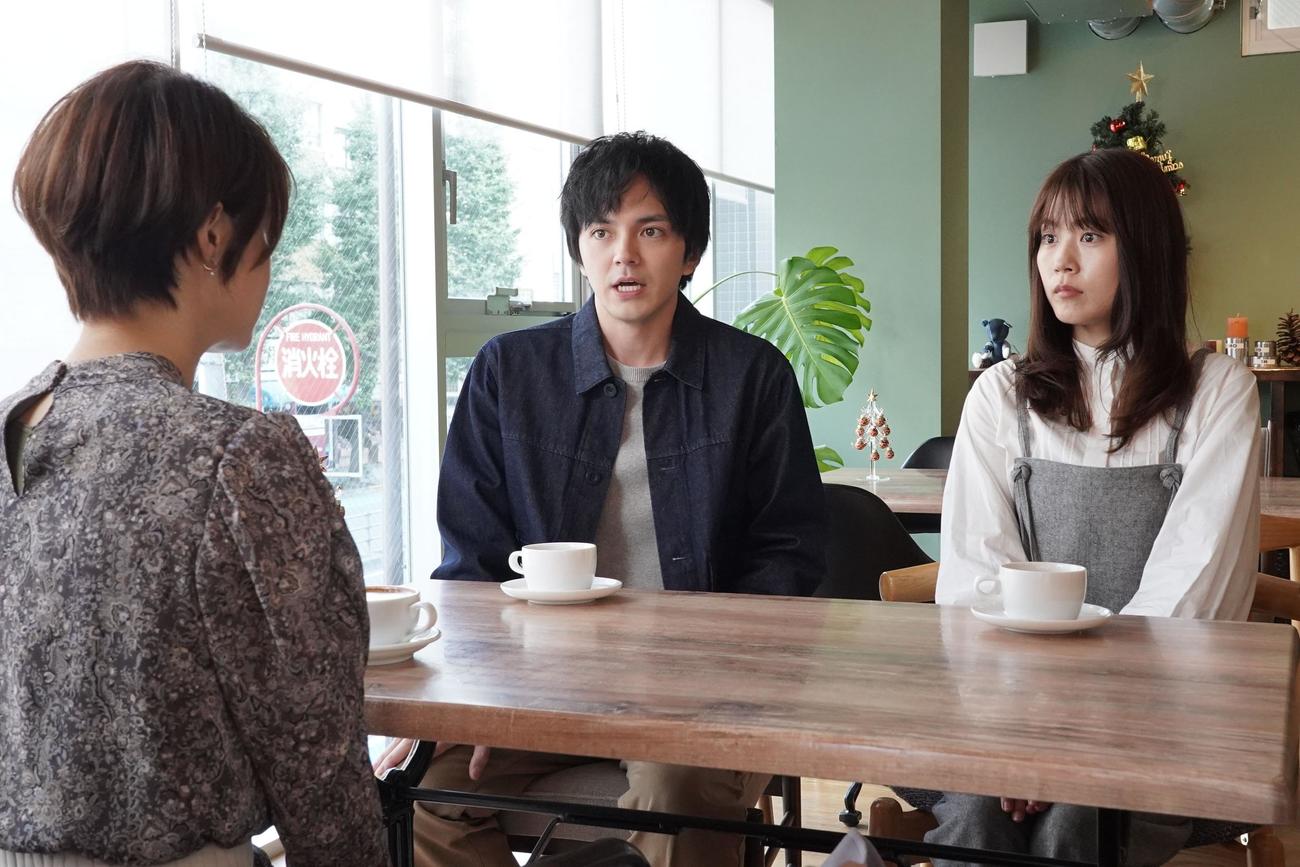 真人の元恋人の香里（小林涼子＝左）の話を聞く、真人（林遣都＝中）と桃子（有村架純）（C）カンテレ