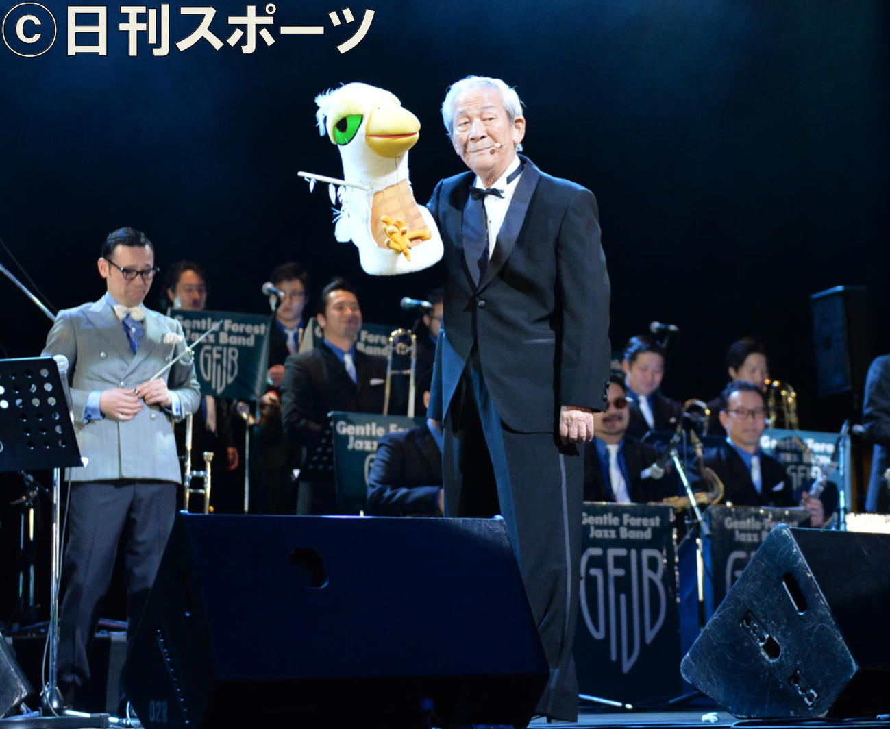 17年9月、「第10回したまちコメディ映画祭in台東」で、「しらけ鳥音頭」を披露する小松政夫さん