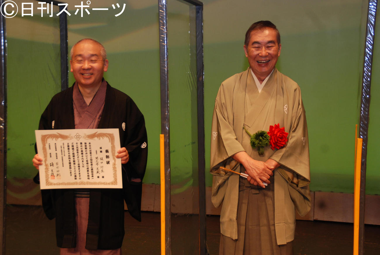第12回社会人落語日本一決定戦で優勝した関大亭豆蔵さん（左）。右は桂文枝（撮影・松浦隆司）