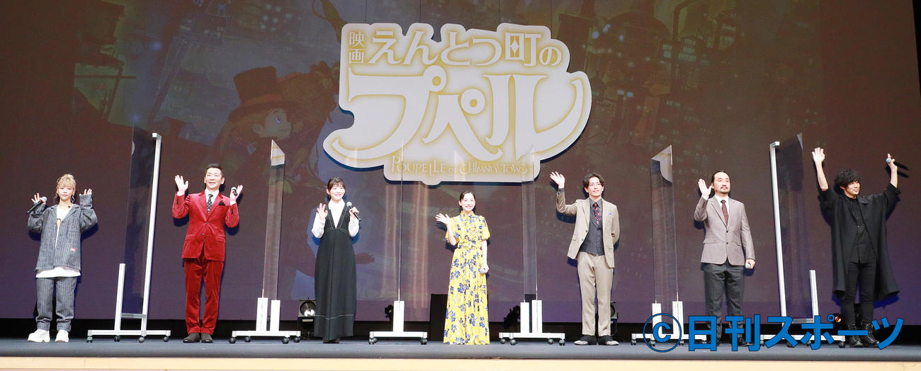 映画「えんとつ町のプペル」舞台あいさつする左からロザリーナ、宮根誠司、伊藤沙莉、藤森慎吾、芦田愛菜、広田裕介監督、西野亮広（撮影・中島郁夫）