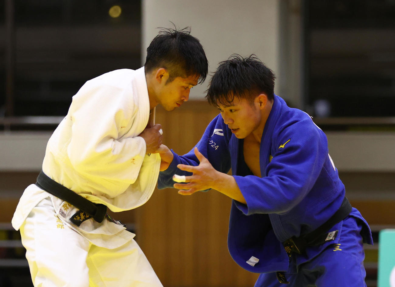 丸山（左）と組み合う阿部（代表撮影）