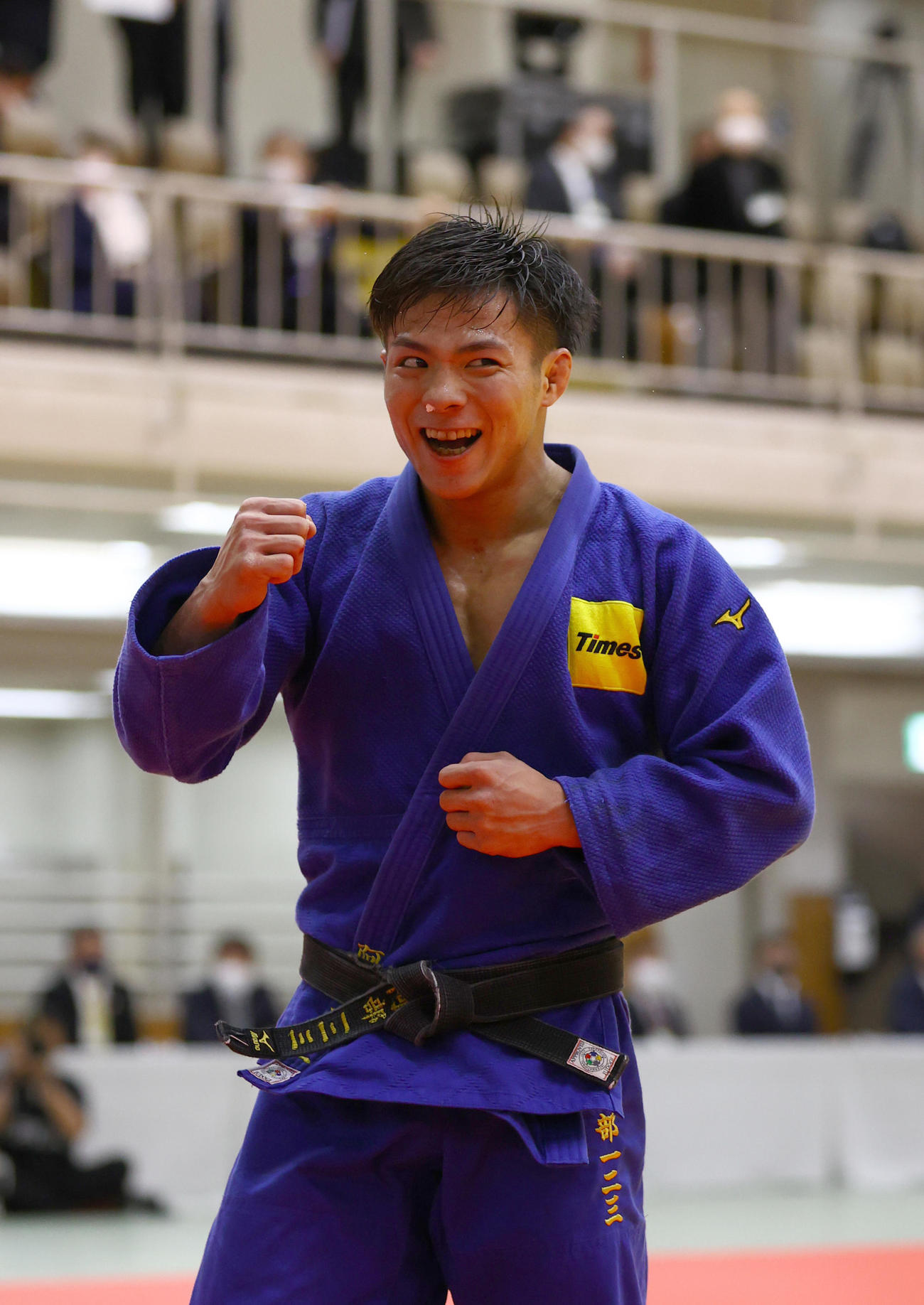 丸山に勝利し、ガッツポーズを見せる阿部（代表撮影）