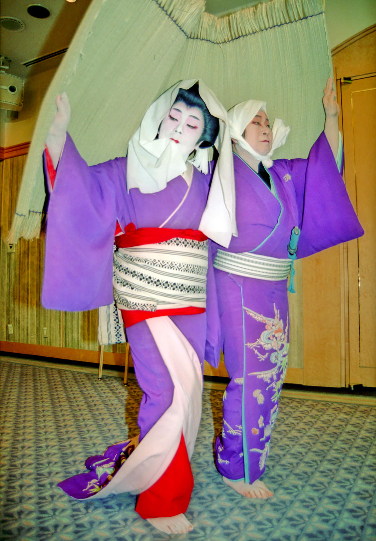 98年3月、舞台「ミッチーとサッチーのウルトラ熟女対決」記者会見で野村沙知代さん（左）と共演する浅香光代さん