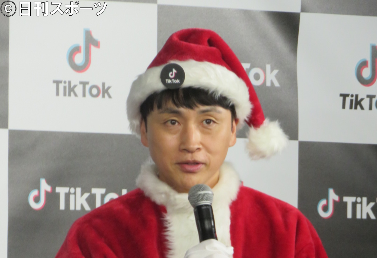 「TikTokサンタ隊」の隊長に就任してサンタの姿で登場した児嶋一哉