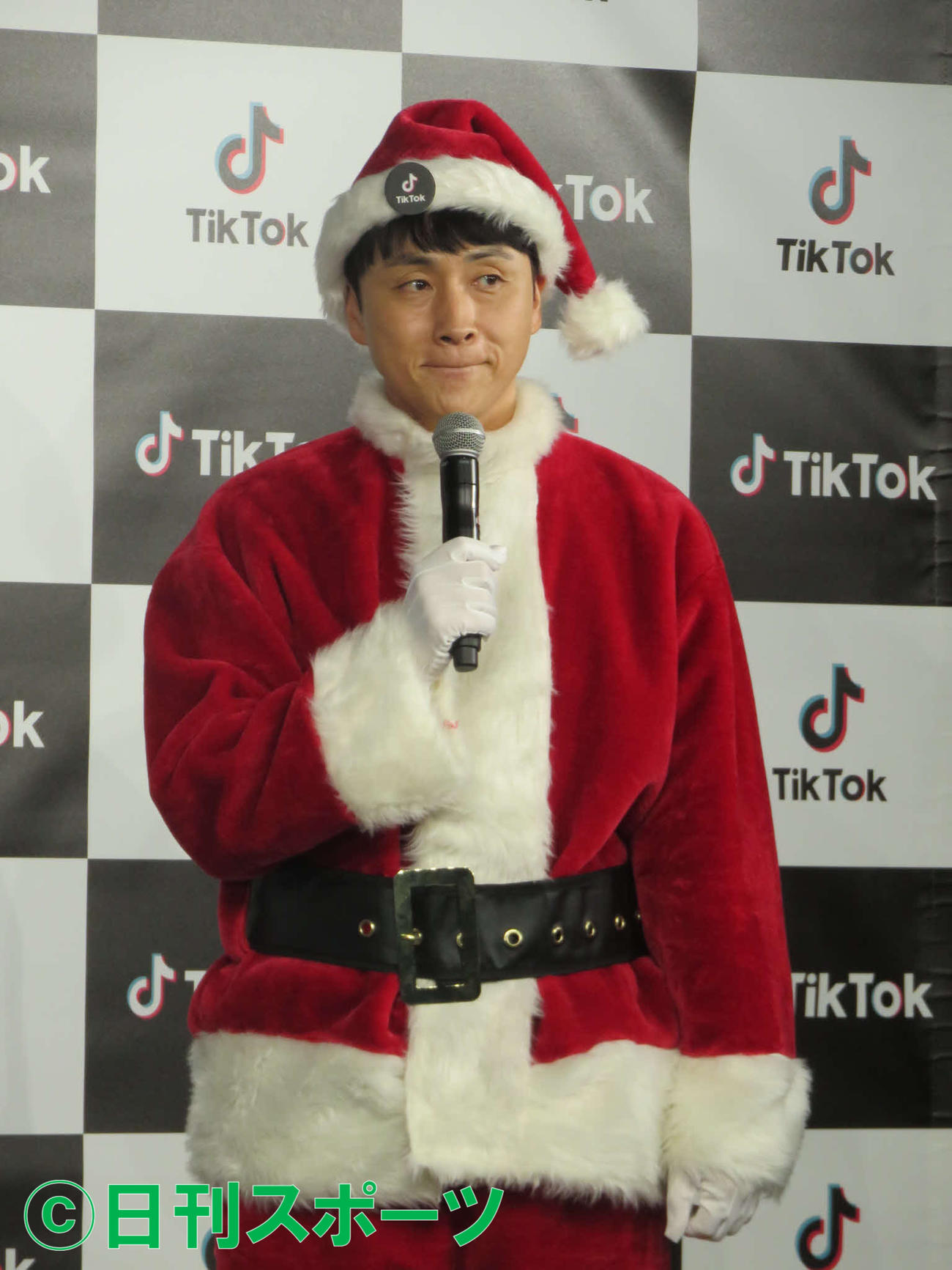 「TikTokサンタ隊」の隊長に就任してサンタの姿で登場した児嶋一哉