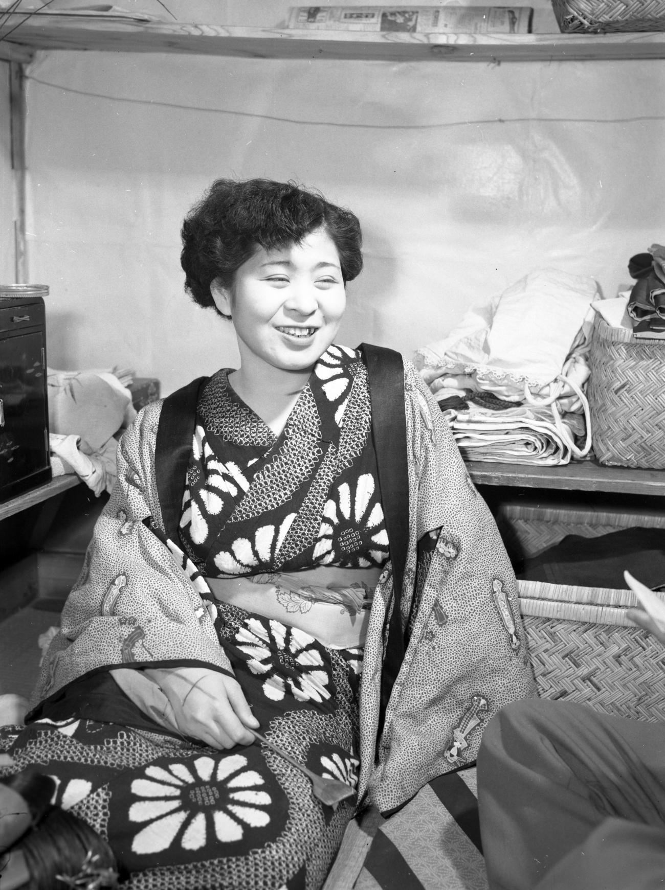 向島で料亭を営んでいたが、2年ぶりにカムバックした浅香光代さん（1954年11月12日撮影）