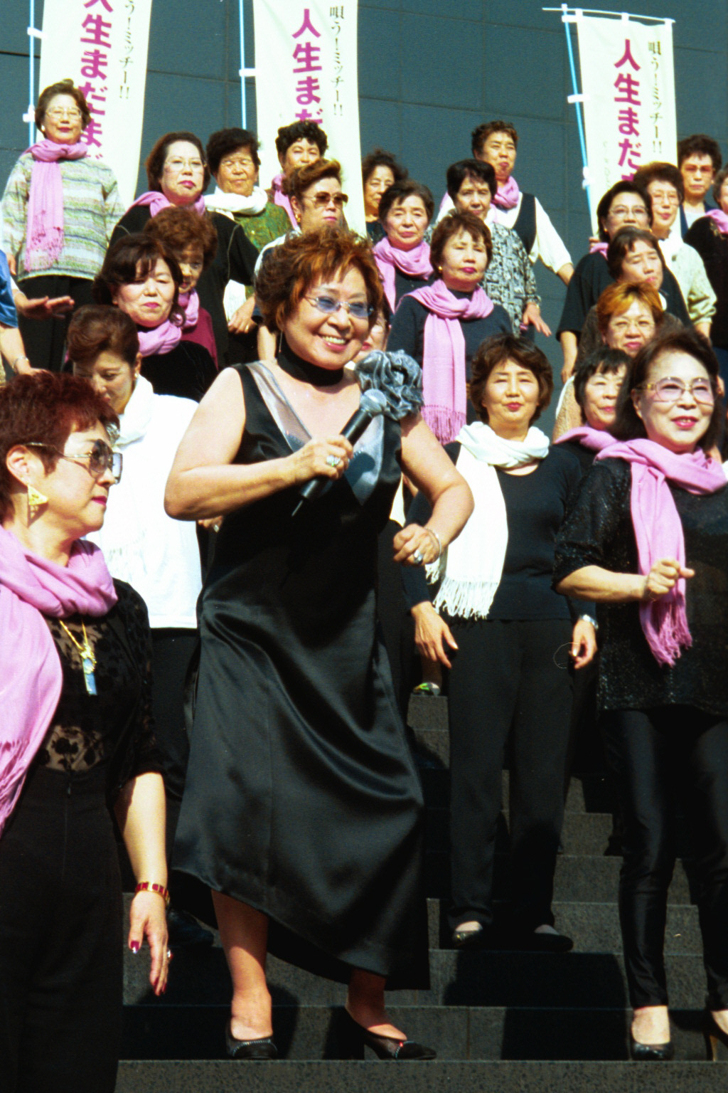 160人の中高年女性ダンサーをバックに熱唱する浅香光代さん（2000年10月12日撮影）