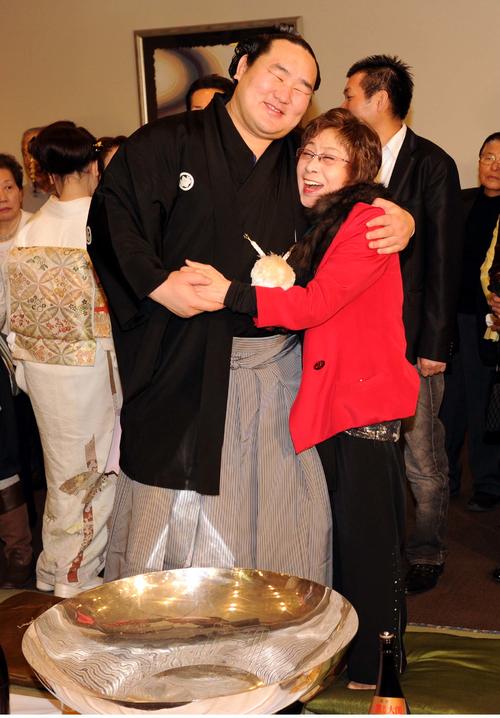25回目の優勝を決めた朝青龍と抱き合う浅香光代さん（2010年1月24日撮影）