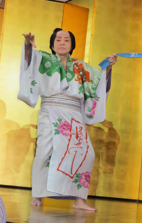 自身の卒寿の祝いで、踊りを披露する浅香光代さん（2018年5月11日撮影）