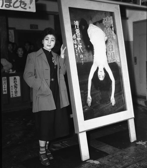 舞台「情婦の日記」で主演する浅香光代さん（1951年4月1日撮影）　