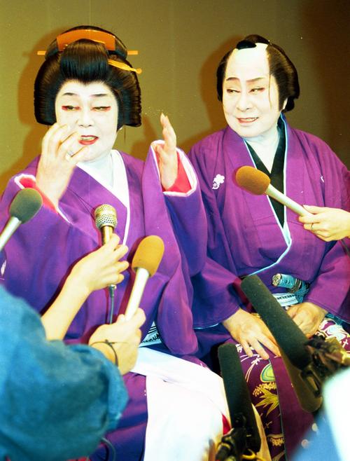 舞台「ウルトラ熟女対決」で共演した野村沙知代さん（左）と浅香光代さん（1998年6月18日撮影）