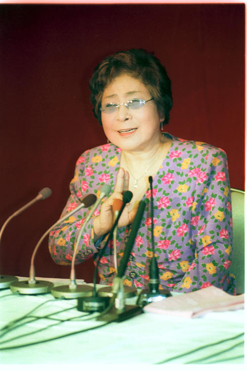 野村沙知代さんの学歴詐称疑惑を嫌疑不十分で不起訴となり、会見した浅香光代さん（1999年10月01日撮影）