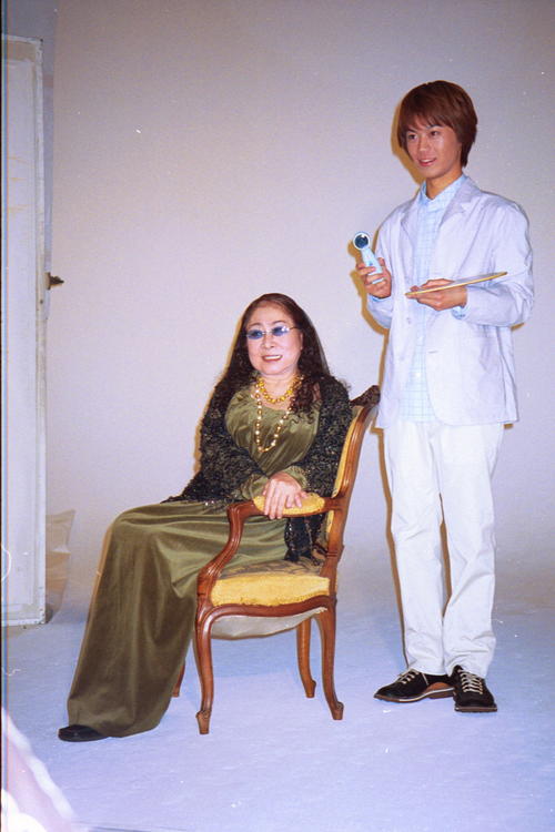 氷川きよしと美容器のCMに出演する浅香光代さん（2001年3月31日撮影）