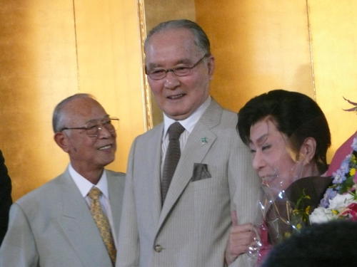 旭日双光章受章祝賀パーティーを開いた浅香光代さん。大沢啓二さん（左）と長嶋茂雄氏（中央）も駆けつけた（2009年7月7日撮影）