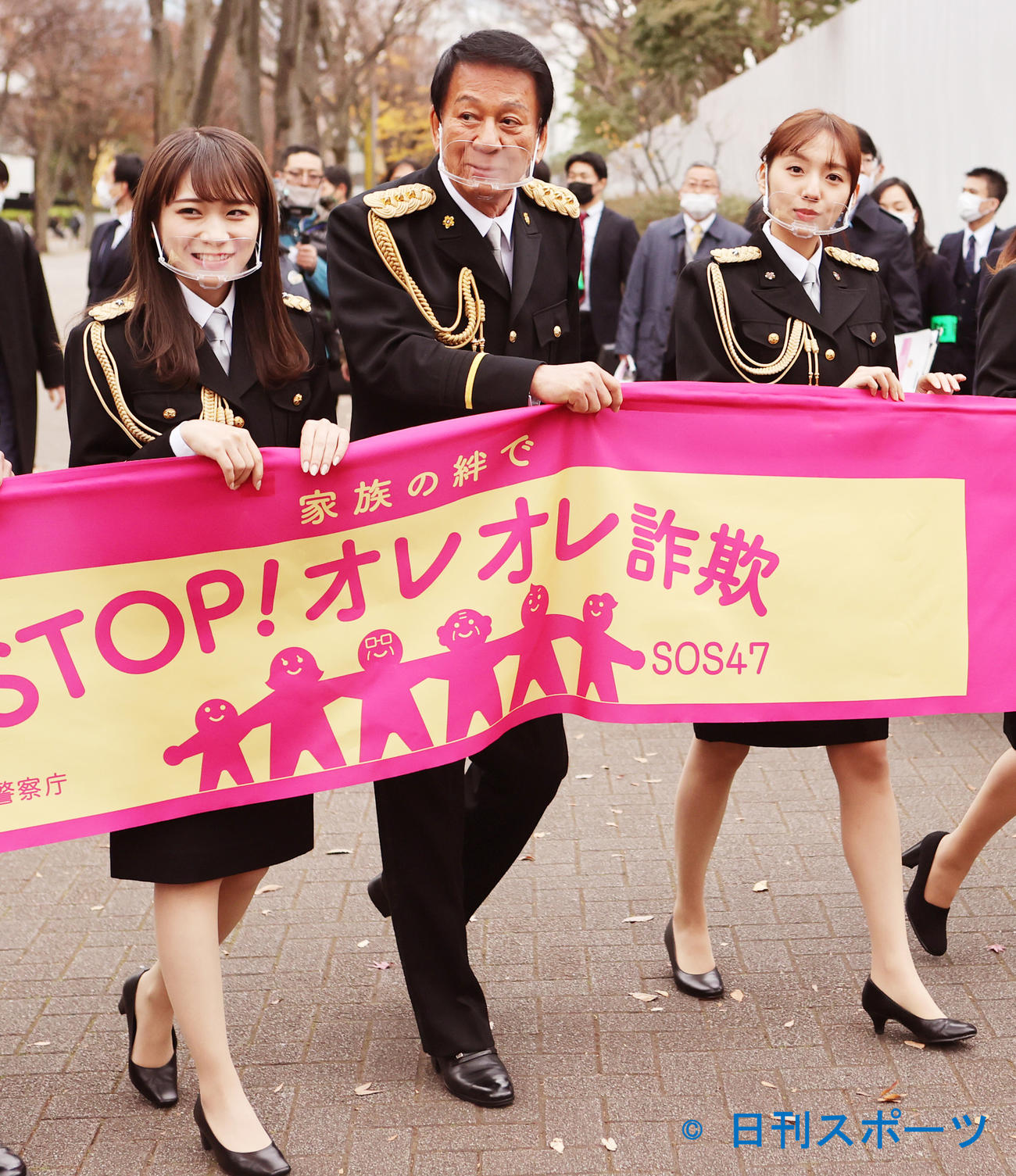 「ストップ・オレオレ詐欺47～家族の絆作戦～」プロジェクトチームの決起集会で、特殊詐欺撲滅を訴える左から秋元真夏、杉良太郎、新内眞衣ら（撮影・野上伸悟）