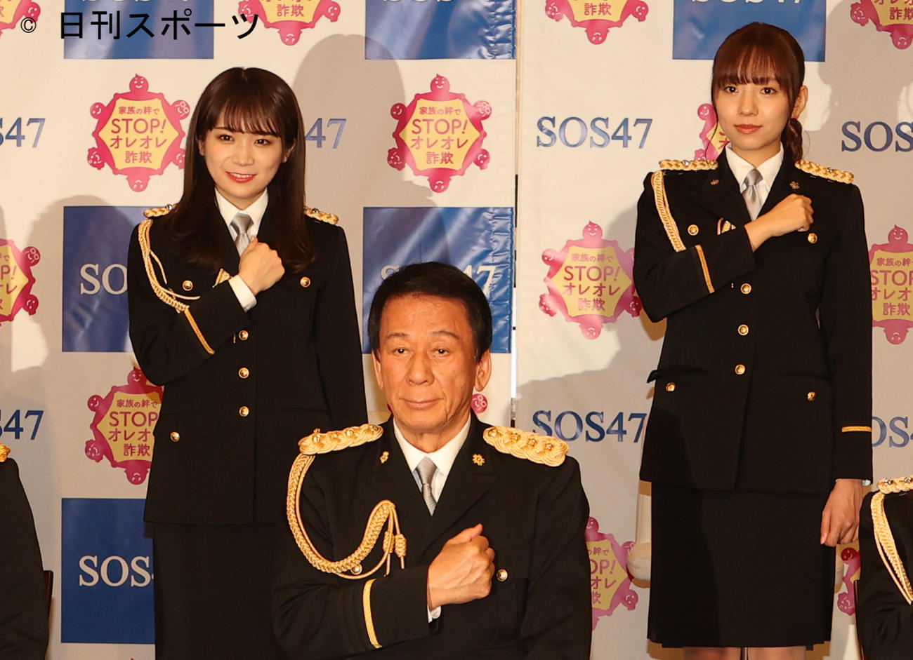 「ストップ・オレオレ詐欺47～家族の絆作戦～」プロジェクトチームの決起集会に参加した特別防犯支援官の乃木坂46秋元真夏（左）と新内眞衣。手前は特別防犯対策監の杉良太郎（撮影・野上伸悟）