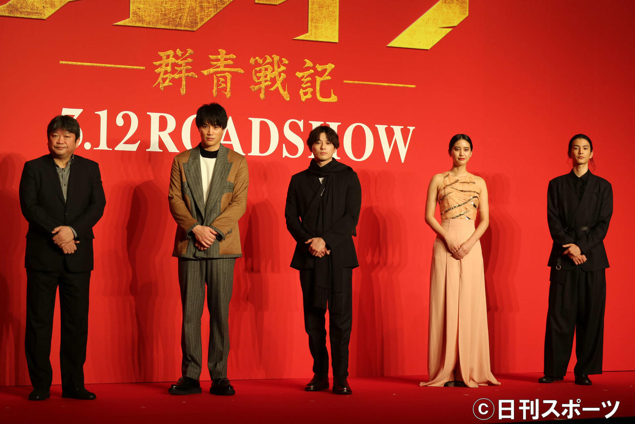 映画「ブレイブ　－群青戦記－」の製作報告会見に出席した、左から本広克行監督、鈴木伸之、新田真剣佑、山崎紘菜、渡辺圭祐