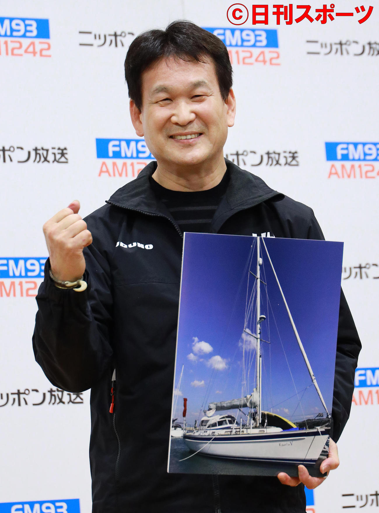 ヨット太平洋横断再挑戦発表会でガッツポーズする辛坊治郎アナウンサー（撮影・中島郁夫）
