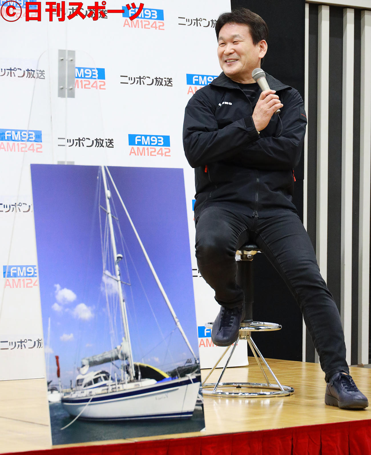 愛用のヨットの写真を置き太平洋横断再挑戦を発表する辛坊治郎アナウンサー（撮影・中島郁夫）