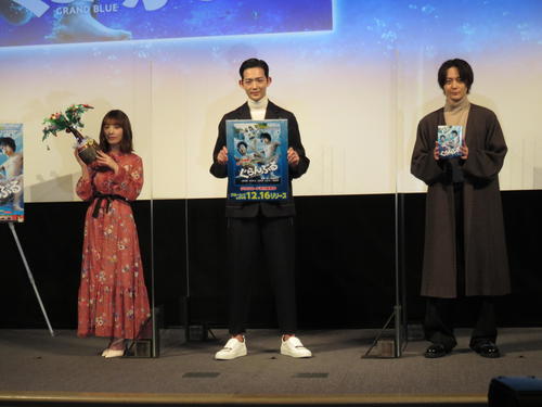 映画「ぐらんぶる」のDVD発売イベントに出席した（左から）乃木坂46与田祐希、竜星涼、犬飼貴丈