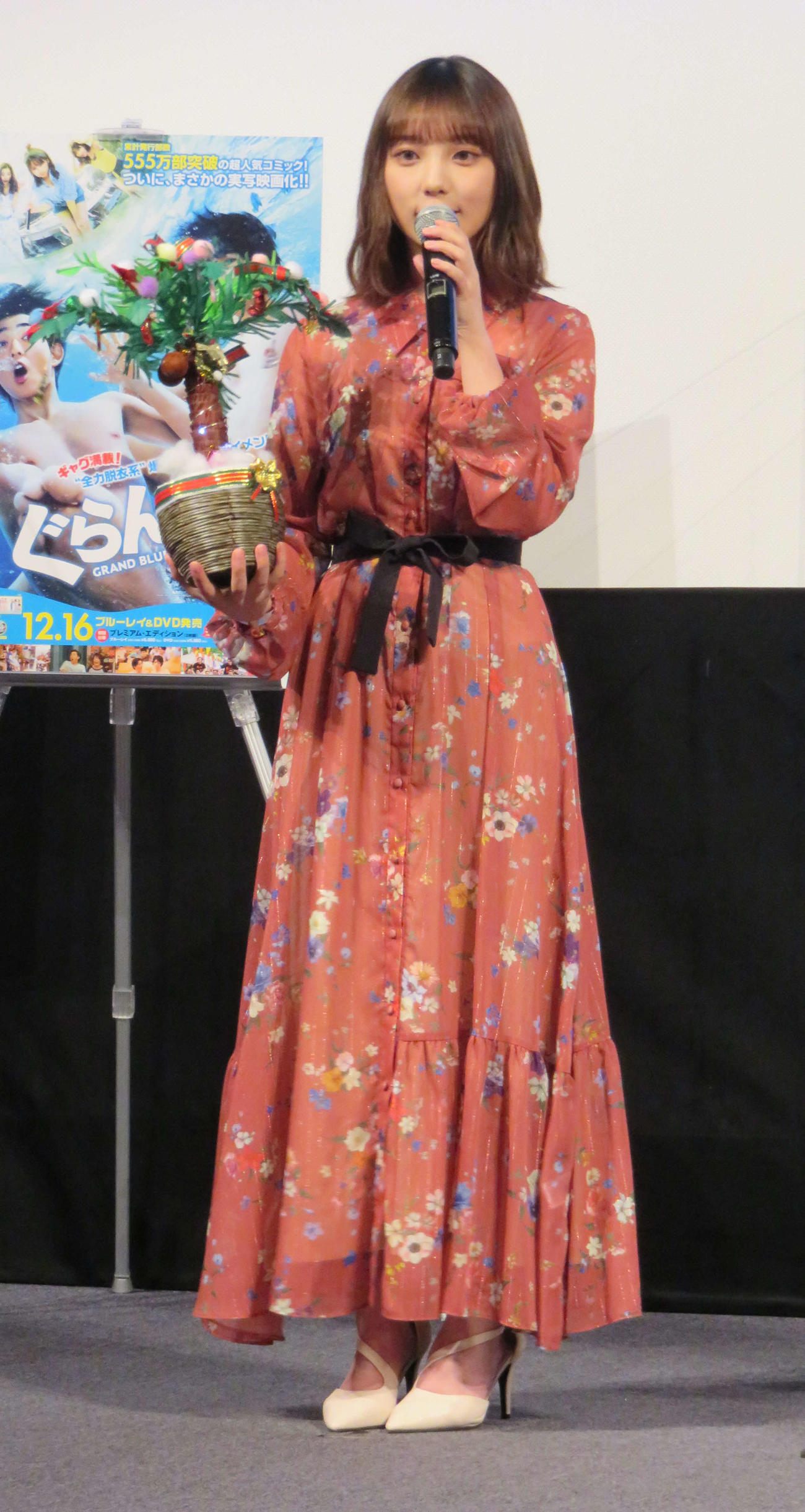 映画「ぐらんぶる」のDVD発売イベントで竜星涼、犬飼貴丈からミニクリスマスツリーをもらった乃木坂46与田祐希