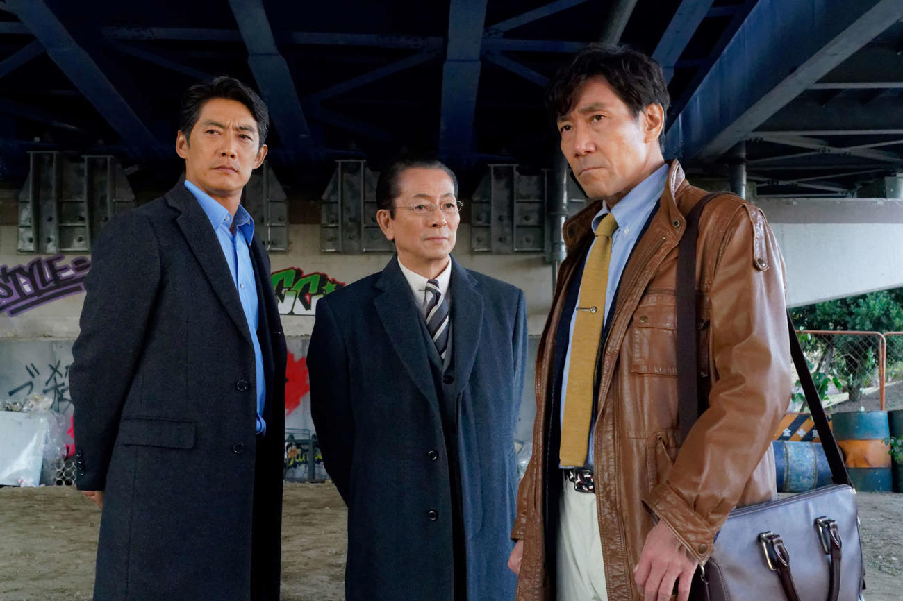 「相棒season19」元日スペシャル「オマエニツミハ」に出演する左から反町隆史、水谷豊、岸谷五朗
