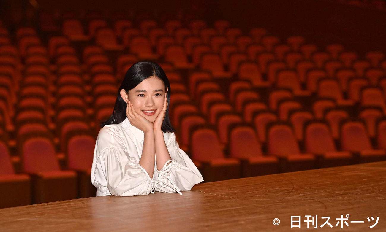NHK大阪ホールの客席を背に笑顔を見せるNHK連続テレビ小説「おちょやん」ヒロインの杉咲花（撮影・上田博志）