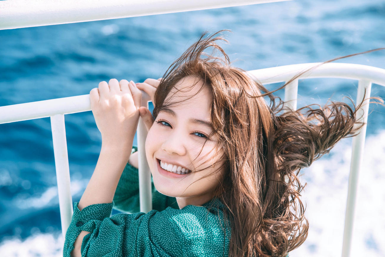 NANAMIファースト写真集「blow」カット（C）撮影＝三瓶康友／「NANAMI写真集blow」（講談社）