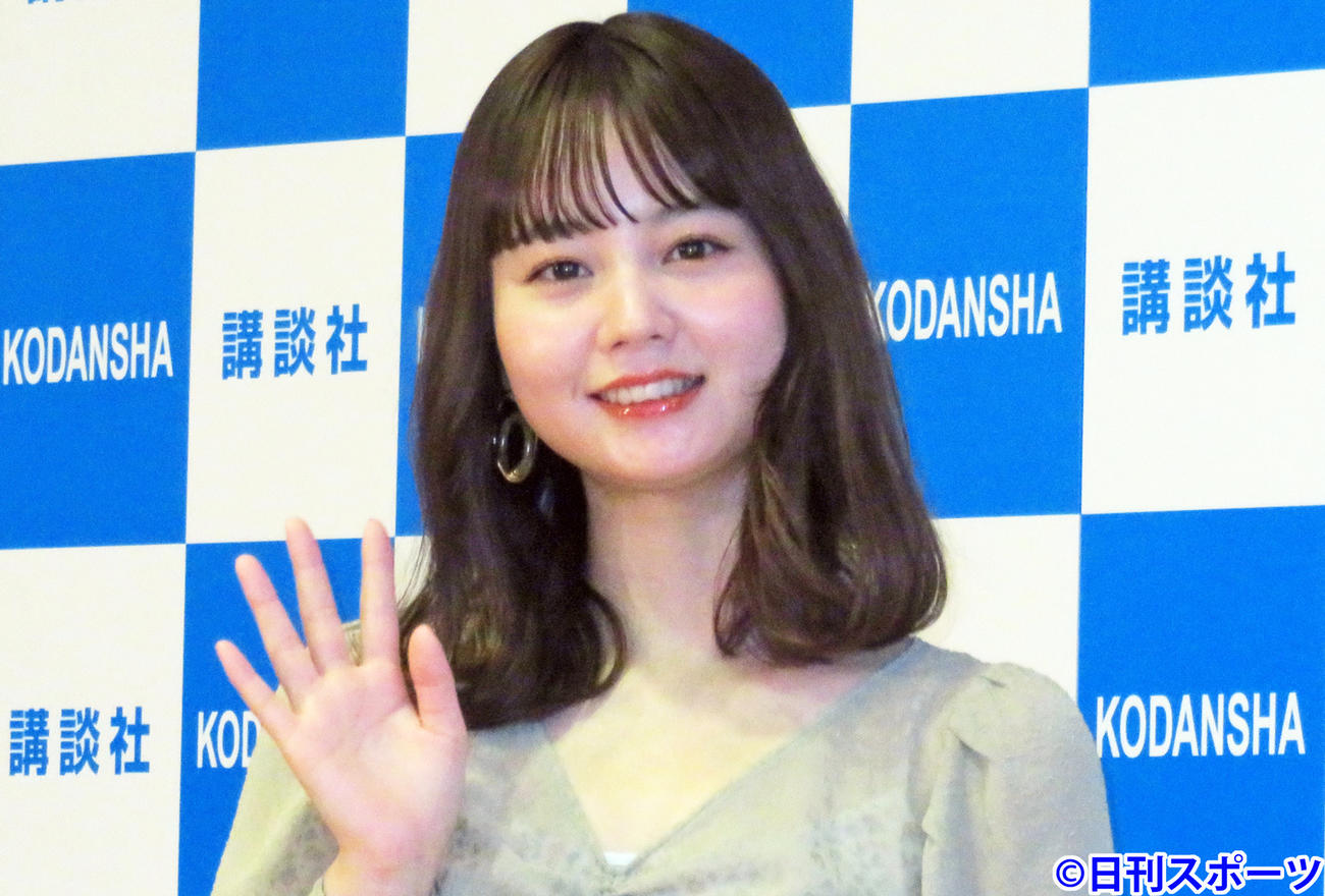 ファースト写真集「blow」発売会見に出席したNANAMI（撮影・佐藤勝亮）