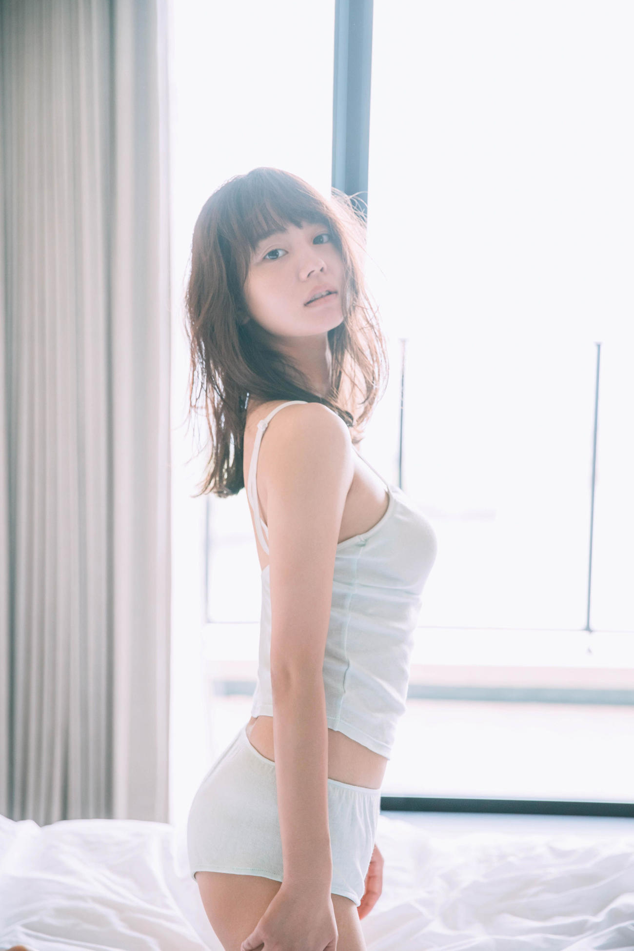 NANAMIファースト写真集「blow」カット（C）撮影＝三瓶康友／「NANAMI写真集blow」（講談社）