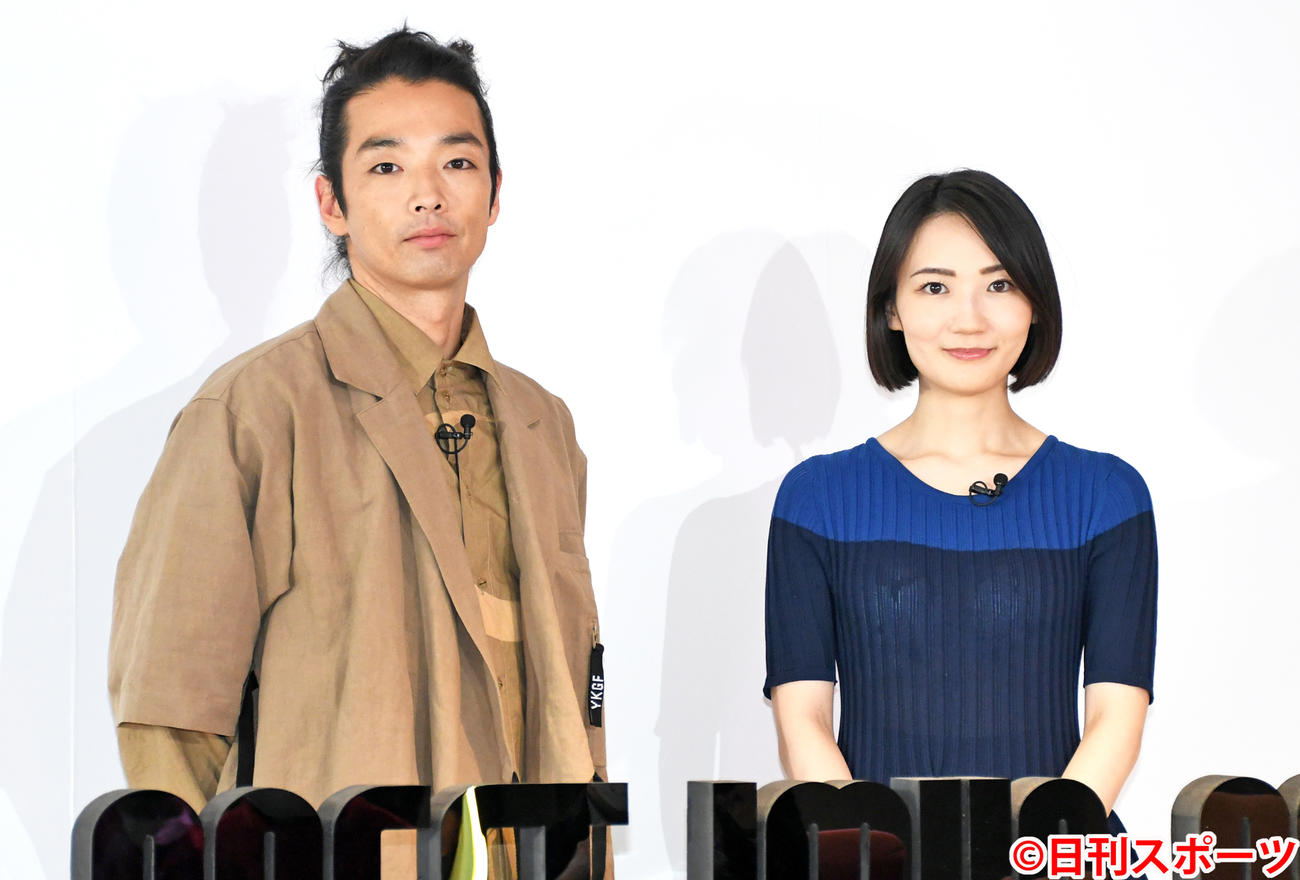YouTube番組「MEET　YOUR　ART」の発表会に出席した森山未来（左）とアシスタントの小池藍氏（撮影・大友陽平）