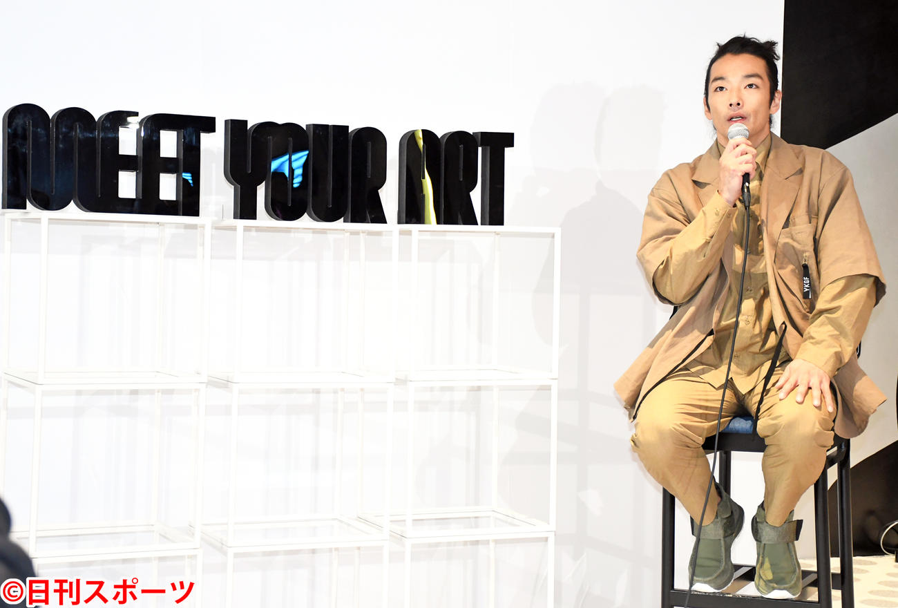 YouTube番組「MEET　YOUR　ART」の発表会でトークする森山未来（撮影・大友陽平）