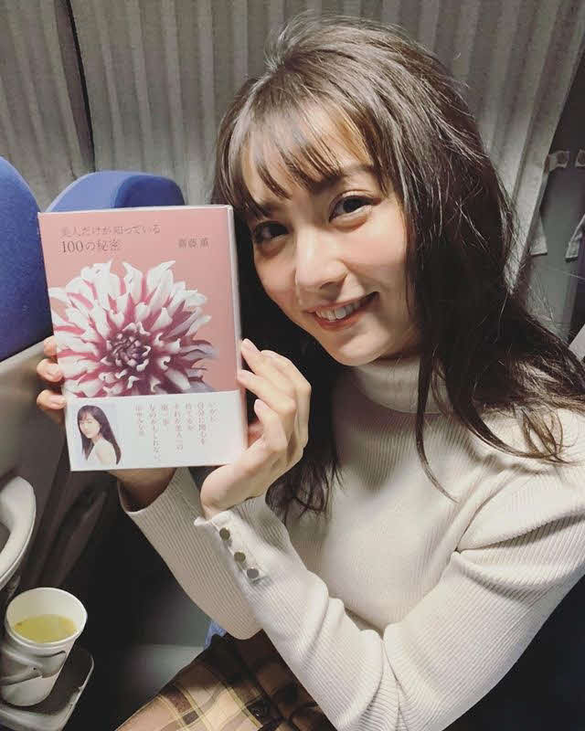 「美人だけが知っている100の秘密」を持つ石川恋（オフィシャルブログより）