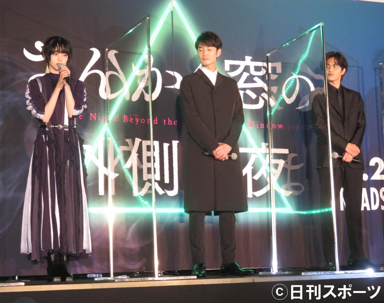 舞台あいさつに出席した平手友梨奈（左）。中央は岡田将生、右は志尊淳（撮影・横山慧）
