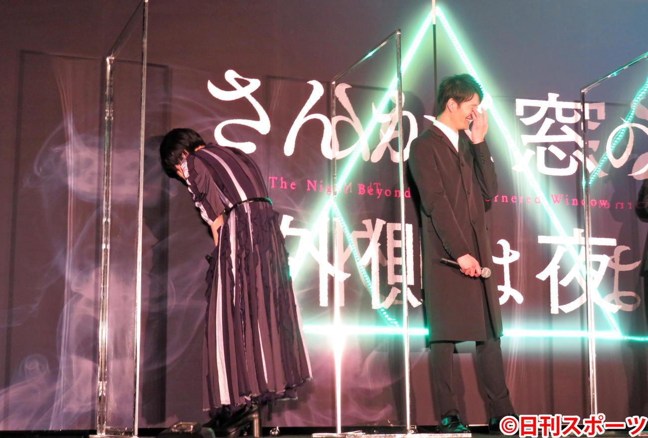 舞台あいさつで、後ろを向いて笑いをこらえる平手友梨奈（左）。右は岡田将生（撮影・横山慧）