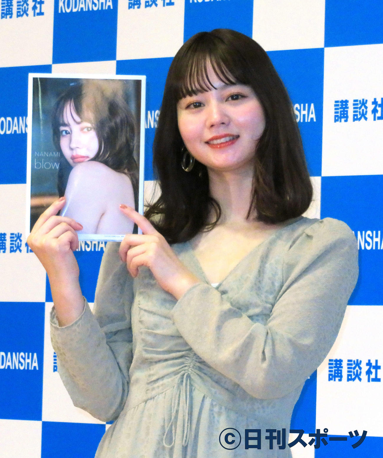 ファースト写真集「blow」発売会見に出席したNANAMI（撮影・佐藤勝亮）