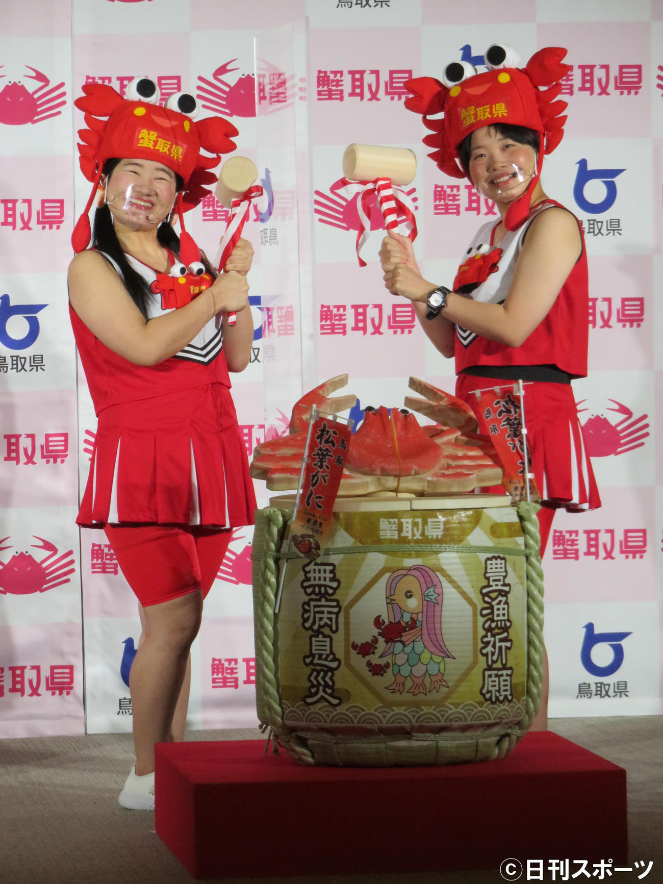 鳥取県のカニイベントに出席したガンバレルーヤのまひる（右）とよしこ