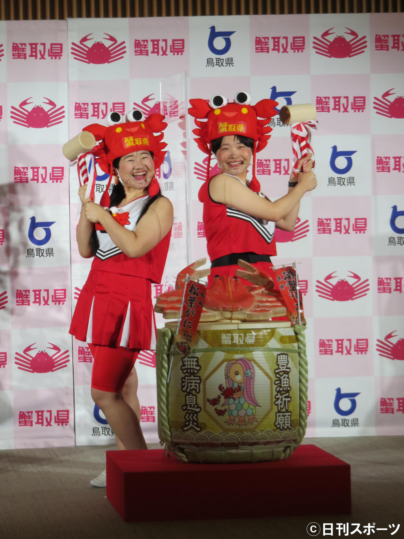 鳥取県のカニイベントに出席したガンバレルーヤのまひる（右）とよしこ