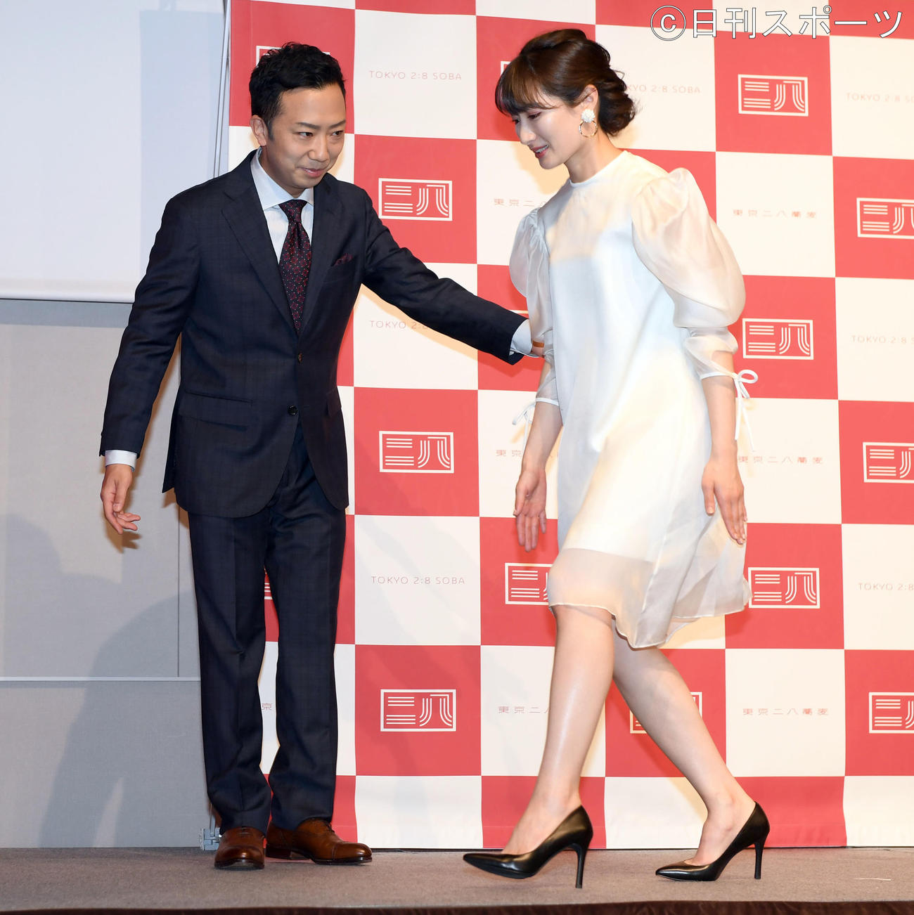 「東京二八そば」のイベントでアンバサダーの武田梨奈のエスコートする市川猿之助（撮影・たえ見朱実）