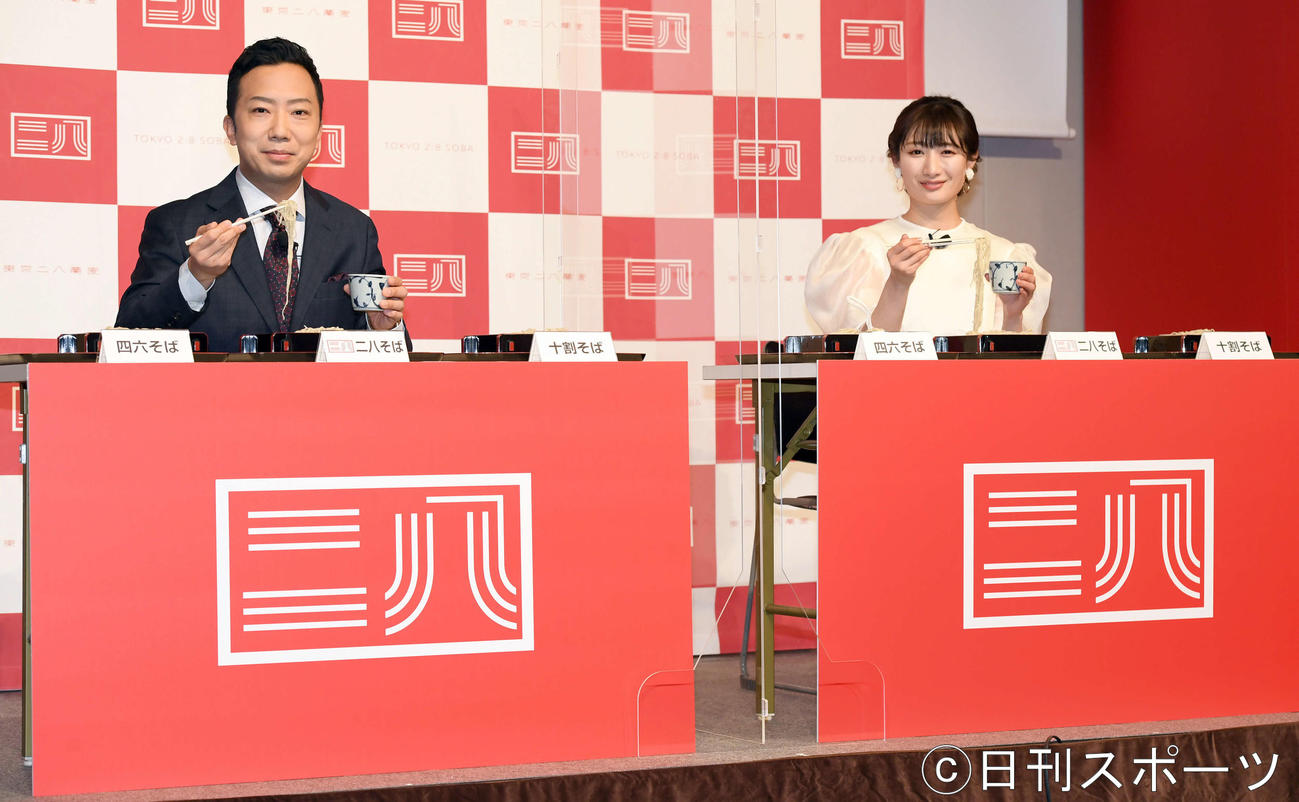 「利きそば」に挑戦した市川猿之助（左）と武田梨奈（撮影・たえ見朱実）