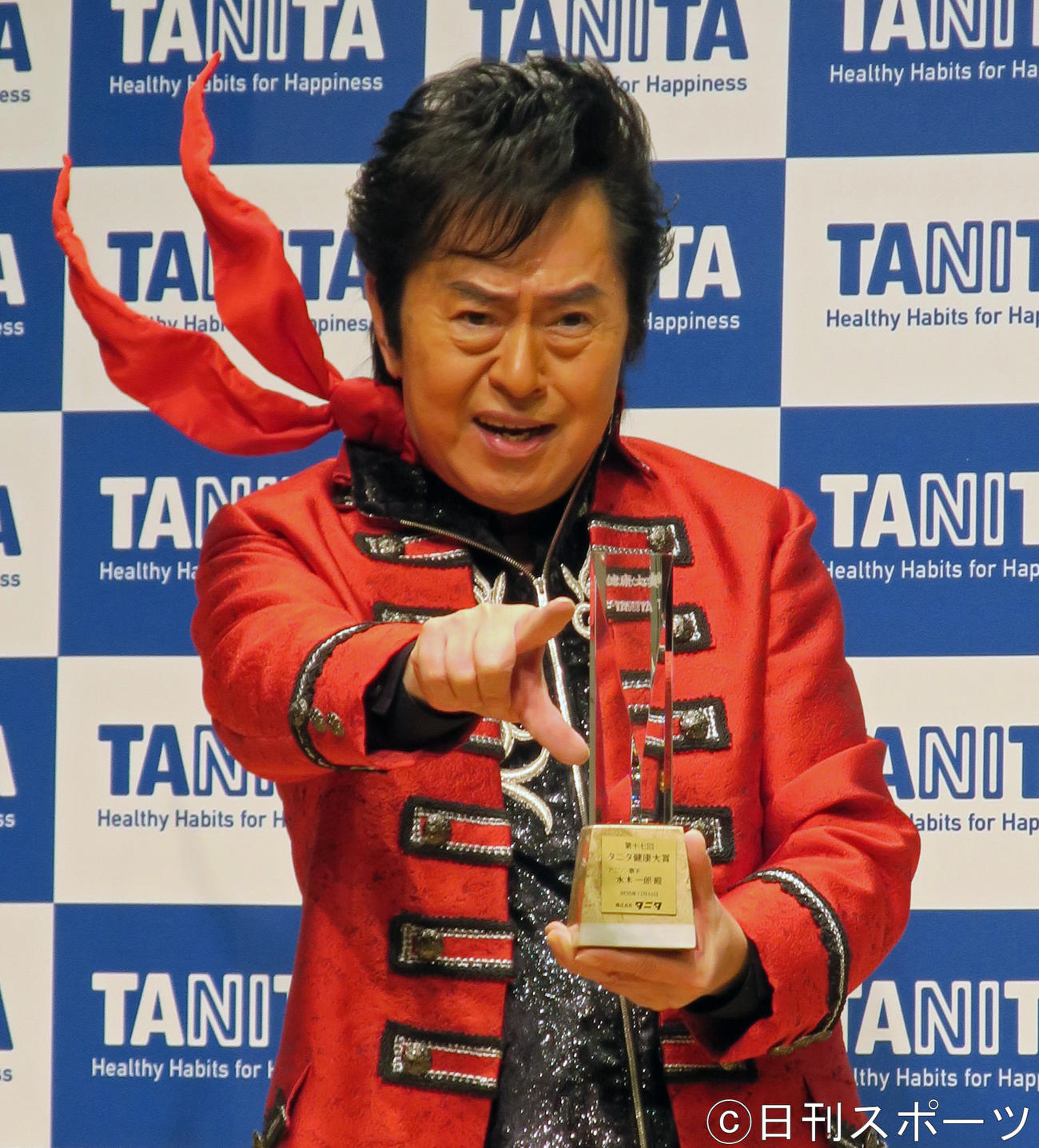第17回「タニタ健康大賞」を受賞し、ポーズをきめる水木一郎