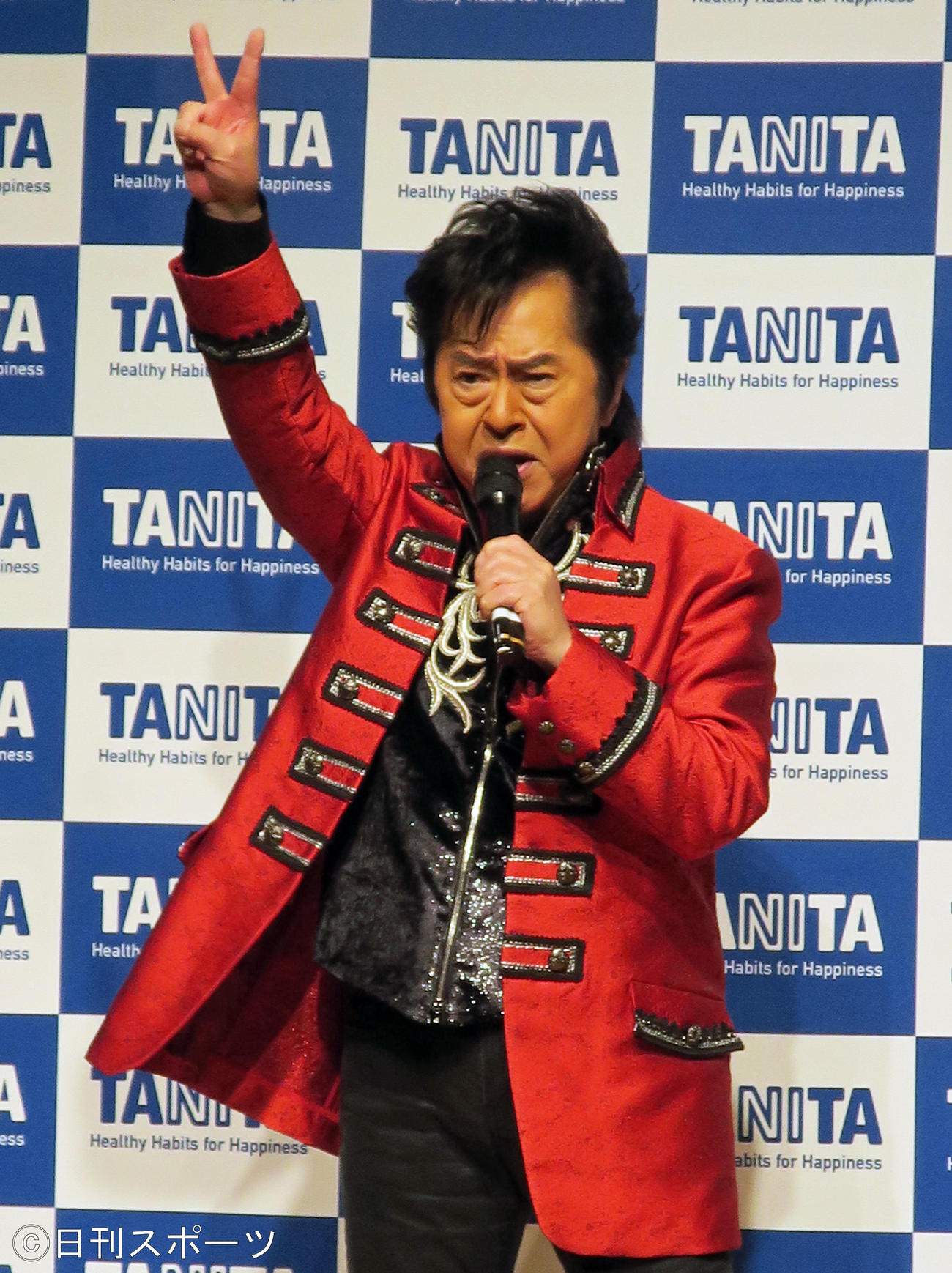 第17回「タニタ健康大賞」を受賞し、歌唱する水木一郎