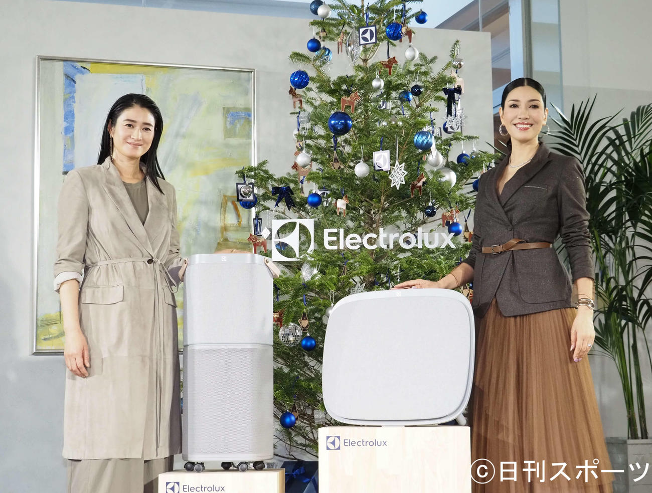 「エレクトロラックス　Air　Care　新製品発表会」に出席した小雪（左）とアンミカ（撮影・遠藤尚子）