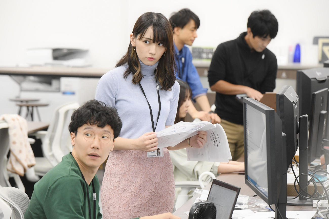TBS系ドラマ「逃げるは恥だが役に立つ　ガンバレ人類！新春スペシャル！！」で津崎平匡の後輩社員役を演じる浅川梨奈（C）TBS