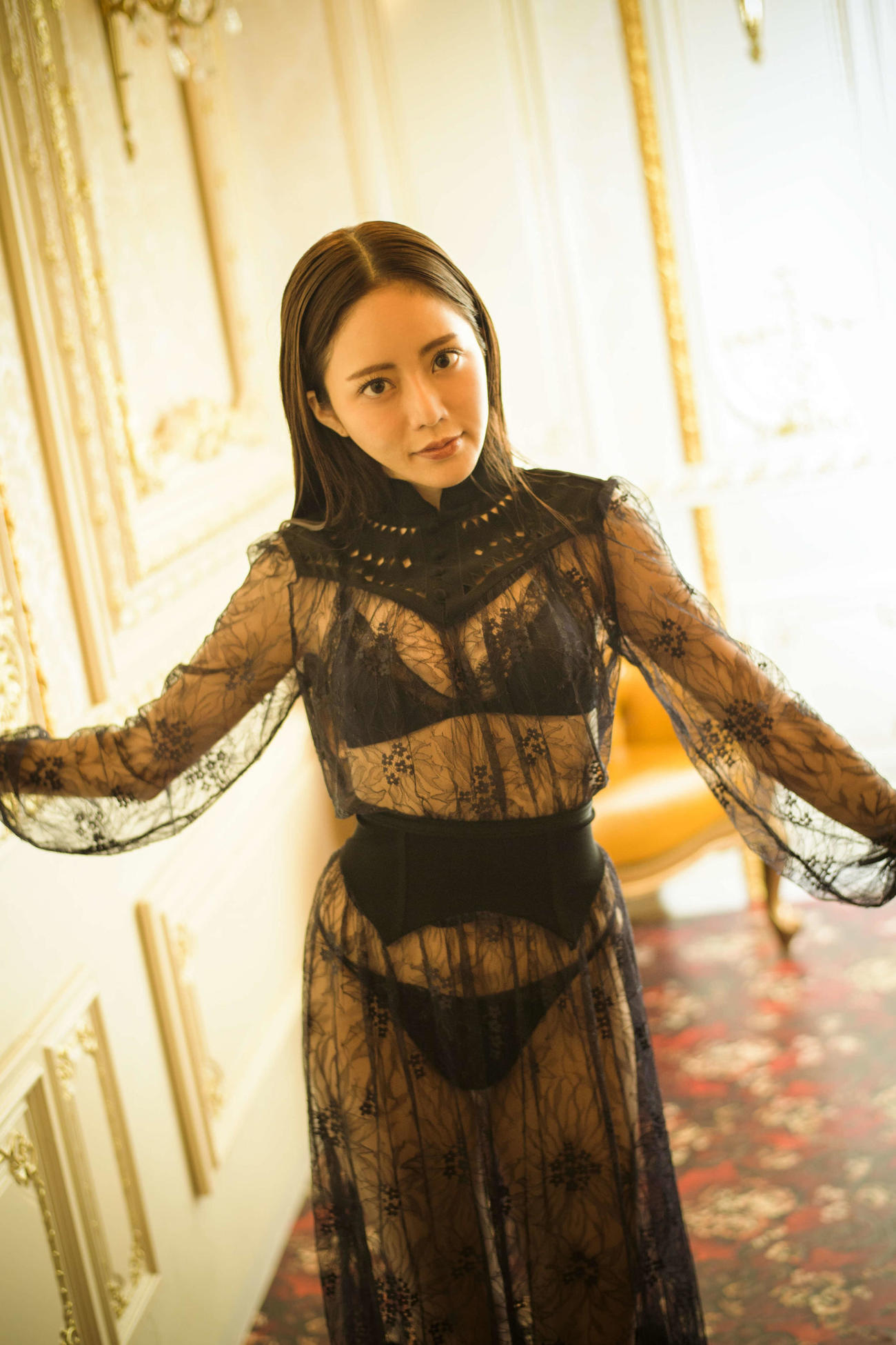 初の写真集「Cherie」で黒レースのワンピースを着た谷あさこ